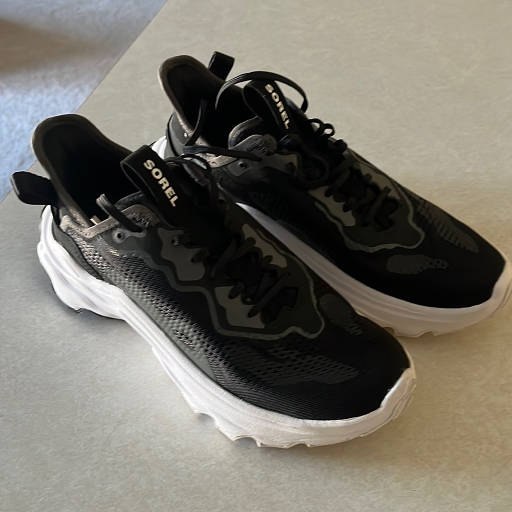 Sorel black camouflage tennis shoes size 9